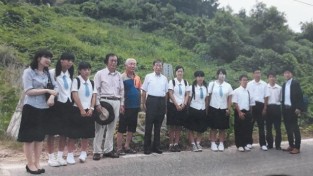 2006년 진도 왜덕산을 참배한 일본 학생들. 박주언 제공.jpg