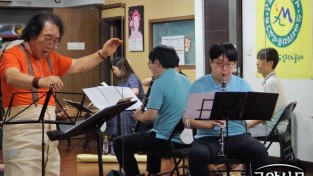 이병욱(왼쪽) 교수가 실내악단 단원들과 독일공연 연습을 하고 있다. 마리소리음악연구원 제공.jpg