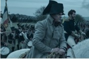 호아킨 피닉스가 다시 쓴 황제의 대서사시…영화 '나폴레옹'