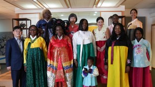 11개국 대사 부인, 한국문화의 매력에 빠지다