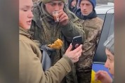 러시아 포로들에게 음식주며 환대...엄마와 영상통화까지 시켜주는 우크라
